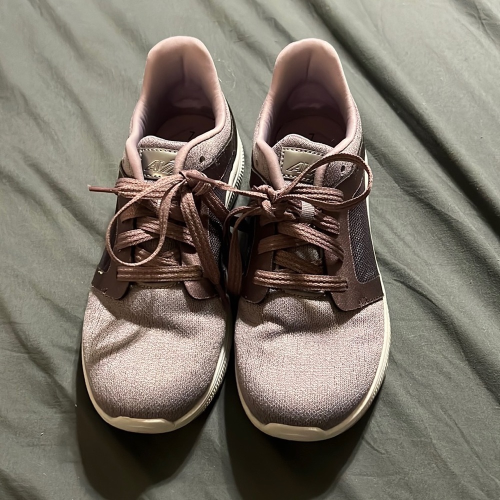 Avia size 7 shoe